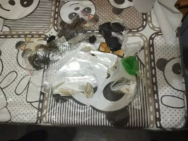 Mulher é presa ao tentar levar drogas para marido em presídio
