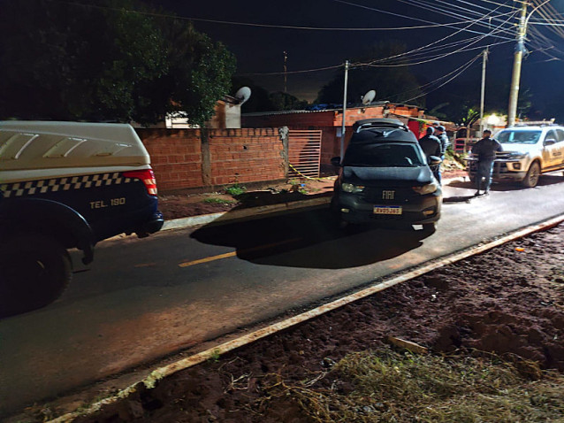 Homem é executado a tiros dentro de casa na frente da mãe