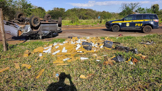 Caminhonete furtada capota durante perseguição da PRF e espalha drogas após colisão contra poste