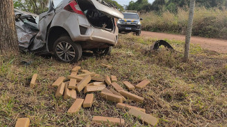 Motorista morre após acidente durante fuga com 445 kg de pasta base de cocaína