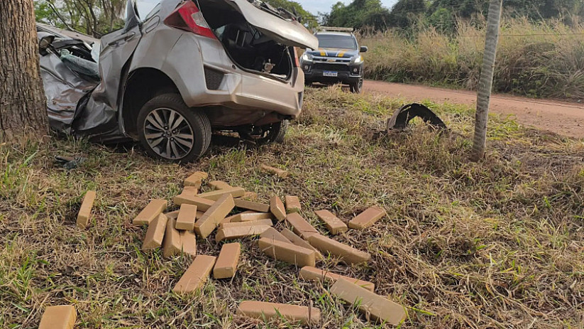 Motorista morre após acidente durante fuga com 445 kg de pasta base de cocaína