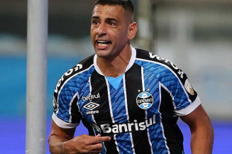 Diego Souza, artilheiro na goleada do Grêmio, leva bola para casa: 'É um troféu'