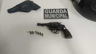 Guarda Municipal prende homem armado com revólver na madrugada