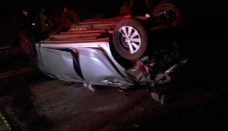 Motorista morre após ser arremessada para fora de carro em capotamento