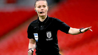 Rebecca Welch será 1ª mulher a apitar jogo de futebol profissional na Inglaterra