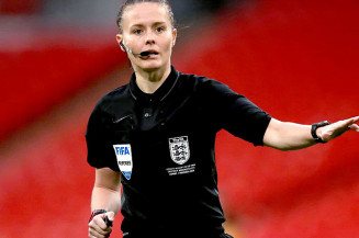 Rebecca Welch será 1ª mulher a apitar jogo de futebol profissional na Inglaterra