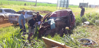 Colisão entre carreta e carro mata jovem em Maracaju