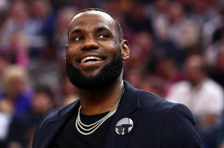 LeBron James elogia Stephen Curry e afirma: 'É o MVP da liga na atual temporada'