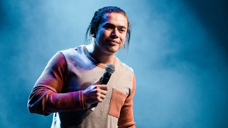 Whindersson Nunes faz música ao filho: 'Te amamos eternamente'