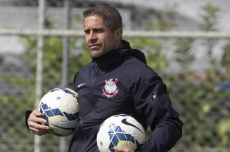 'Novo Corinthians' de Sylvinho tem aposta na base e reciclagem do atacante Jô