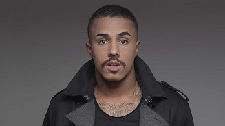 Com carreira na música, MC Livinho realiza sonho de ser jogador de futebol