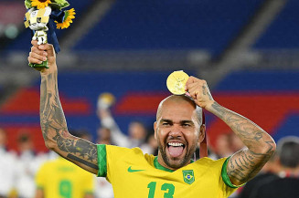 Daniel Alves tem até sexta para acertar com times do Brasil