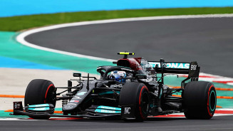 Hamilton é mais rápido, mas larga em 11.º com punição; Bottas é o pole