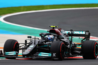 Hamilton é mais rápido, mas larga em 11.º com punição; Bottas é o pole