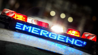 Criança mata a mãe após encontrar arma na mochila. Pai foi detido