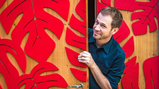 Boninho publica foto da nova decoração da casa e choca Tiago Leifert