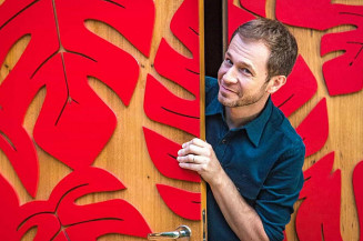 Boninho publica foto da nova decoração da casa e choca Tiago Leifert