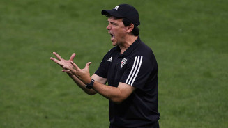 Diniz celebra vitória do São Paulo e reação após clássico: 'São jogos que marcam'