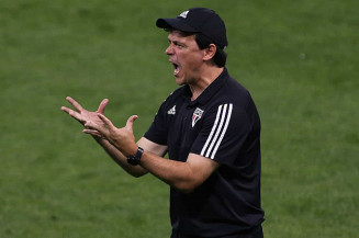 Diniz celebra vitória do São Paulo e reação após clássico: 'São jogos que marcam'