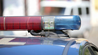 Pai joga a filha de ponte e pula em seguida