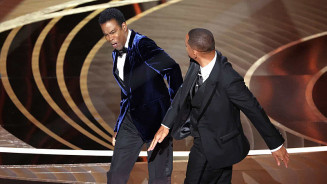 Will Smith dá tapa em Chris Rock em momento tenso da cerimônia do Oscar
